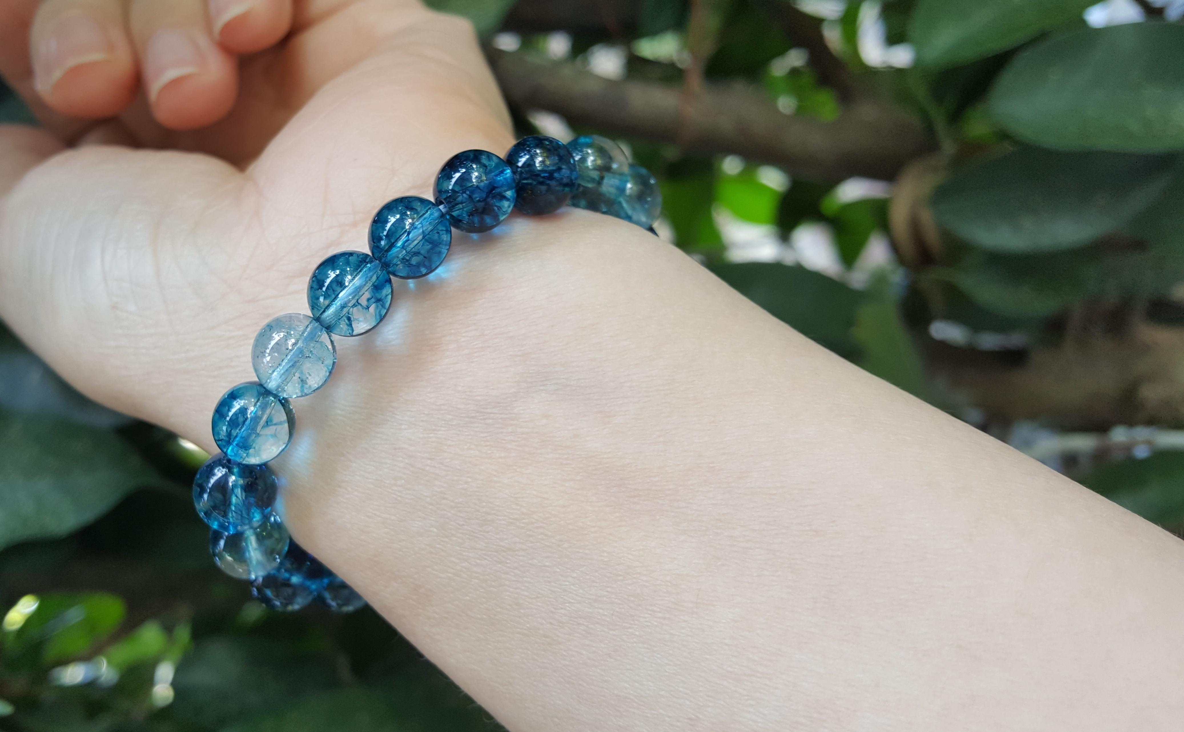 Mang theo vật phẩm có nhiều yếu tố Thủy sẽ giúp Canh Thân 1980 vượng khí trong năm 2026