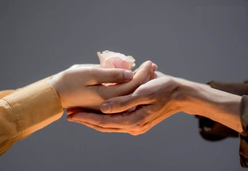 Việc đối nhân xử thế hòa nhã sẽ giúp năng lượng sao tốt lưu thông thuận lợi