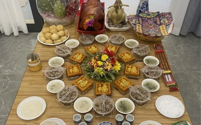 Chuẩn bị mâm cúng với lễ vật và bài vị sao tương ứng