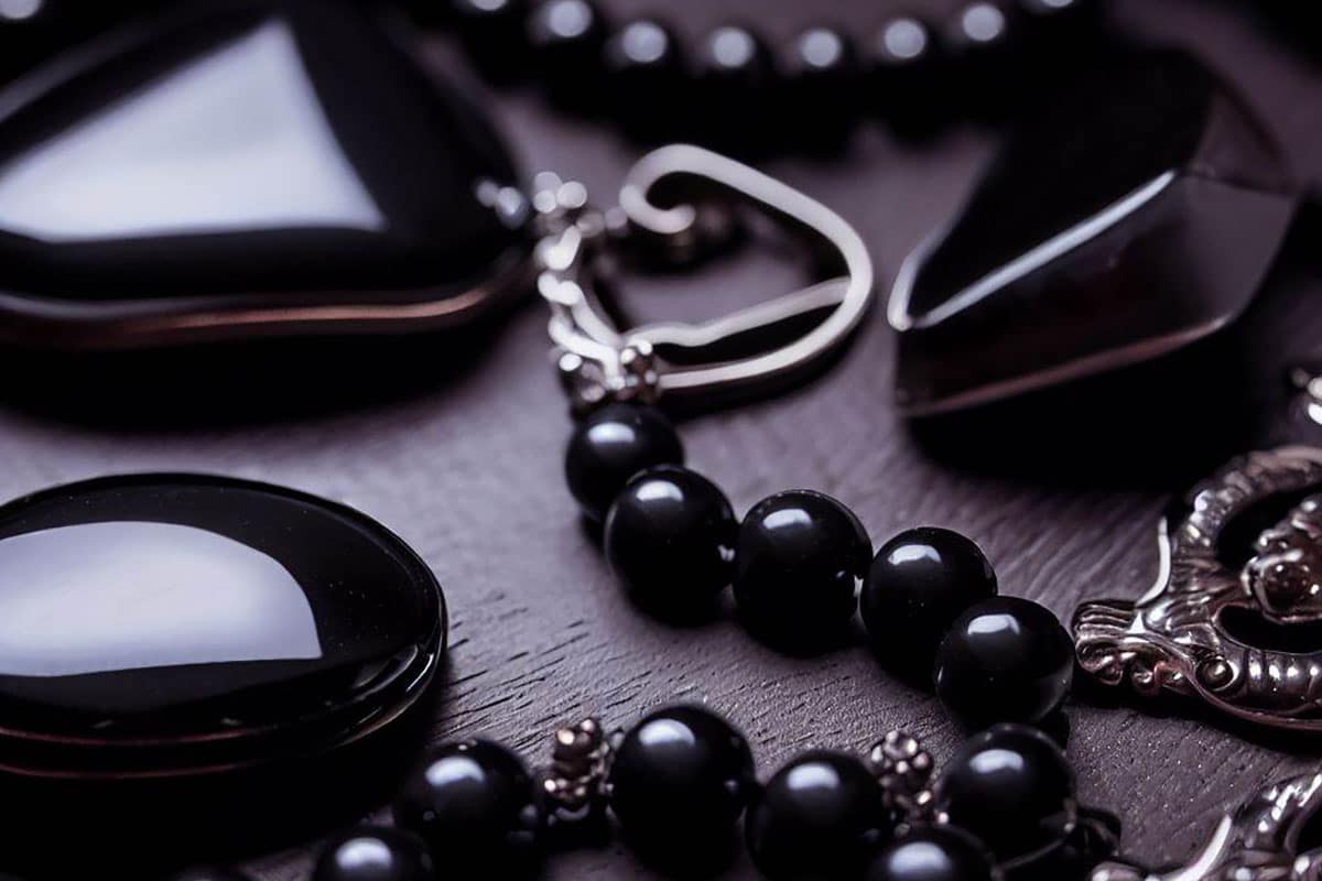 Vòng tay đá đen sẽ giúp kích hoạt năng lượng của Nhâm Thân 1992