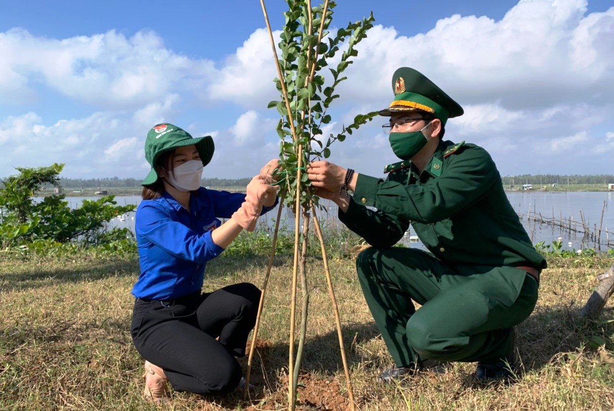 Tích cực làm việc thiện sẽ giúp Ất Hợi 1995 vượt qua năm 2026 bình an