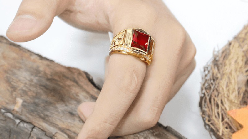 Nam Bính Dần 1986 có thể dùng trang sức có yếu tố Hỏa để kích hoạt năng lượng của sao Thái Dương 