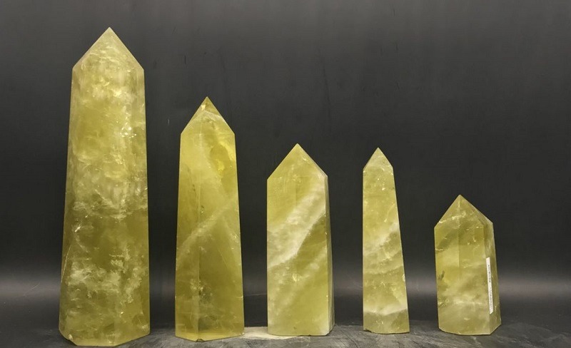 Nam Đinh Mùi 1967 nên mang theo vật phẩm phong thủy thuộc hành Thổ như thạch anh vàng trong năm 2026