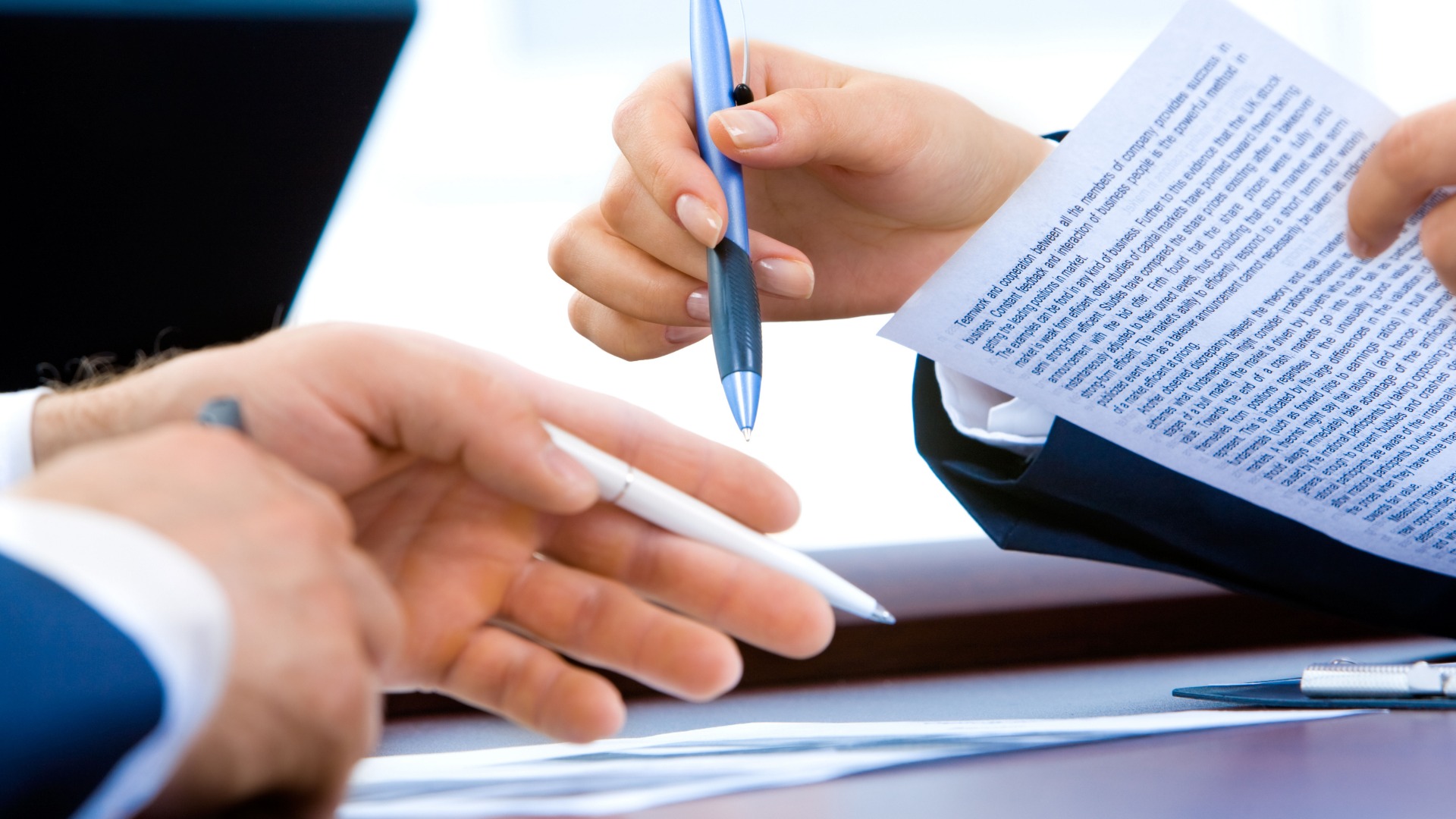 Nam Canh Ngọ 1990 nên cẩn trọng với các vấn đề liên quan đến giấy tờ, hợp đồng trong năm 2026