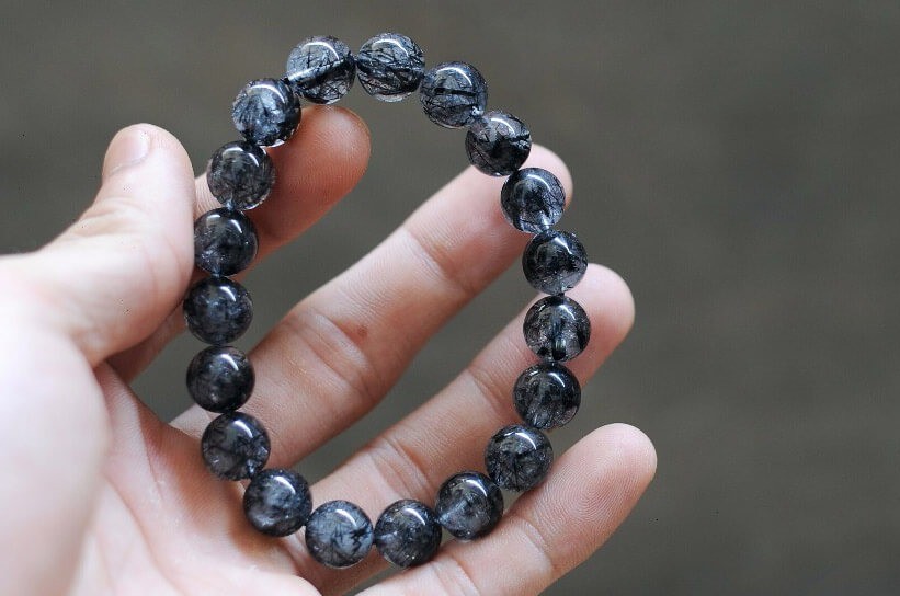 Đá thạch anh tóc đen giúp nam mạng tuổi Kỷ Dậu tăng cường năng lượng tích cực