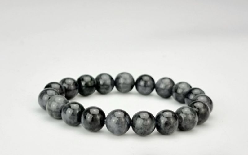 Nam mạng Nhâm Tý 1972 nên dùng vật phẩm phong thủy thuộc hành Thủy như vòng thạch anh đen, xanh dương,...