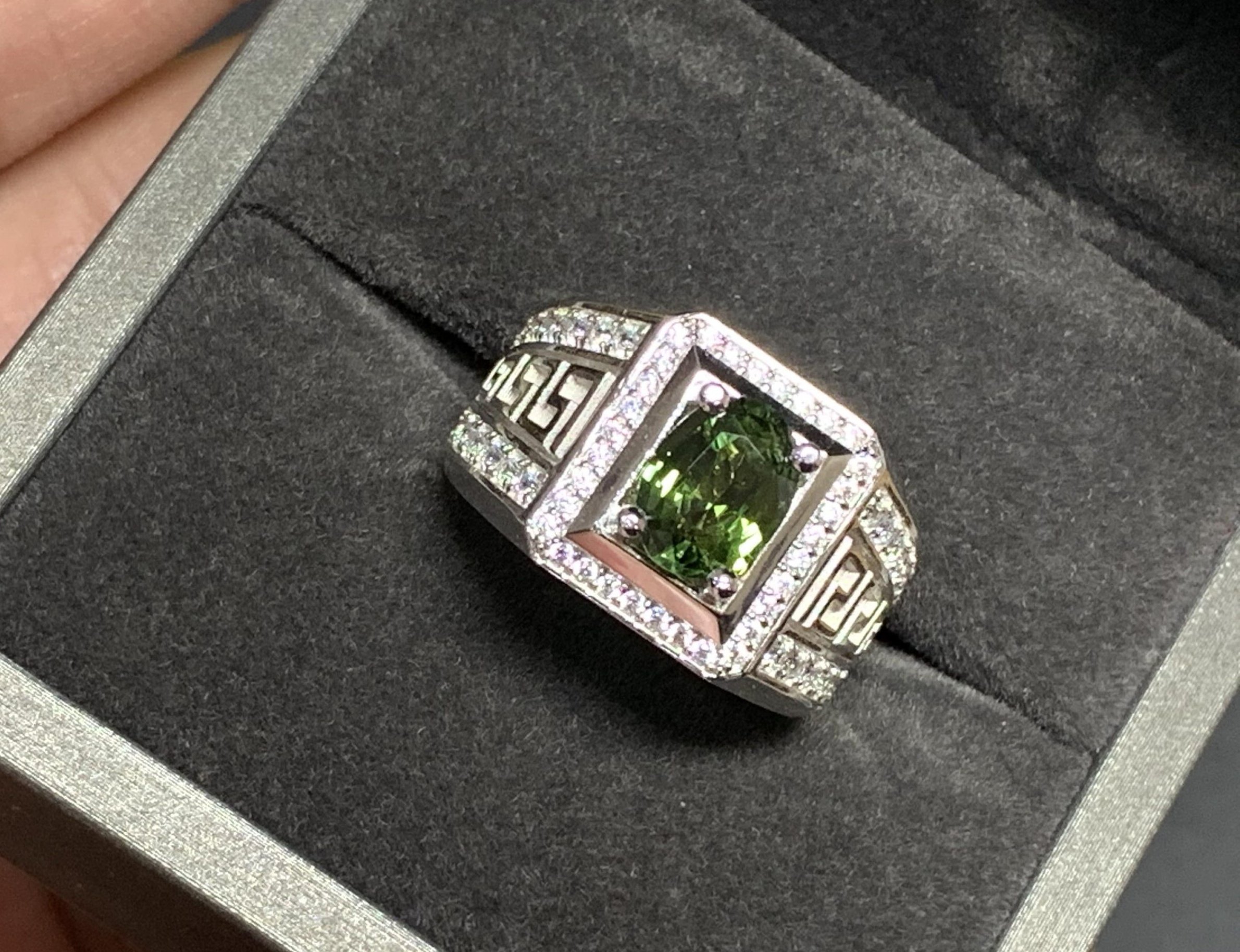 Nam Quý Sửu 1973 nên mang theo vật phẩm phong thủy thuộc hành Mộc trong năm 2026