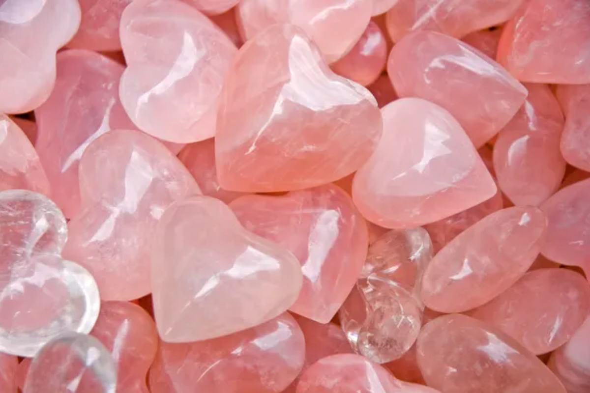 Nữ mạng Nhâm Ngọ nên dùng đồ phong thuỷ hành Hoả để phát huy năng lượng của Thái Dương