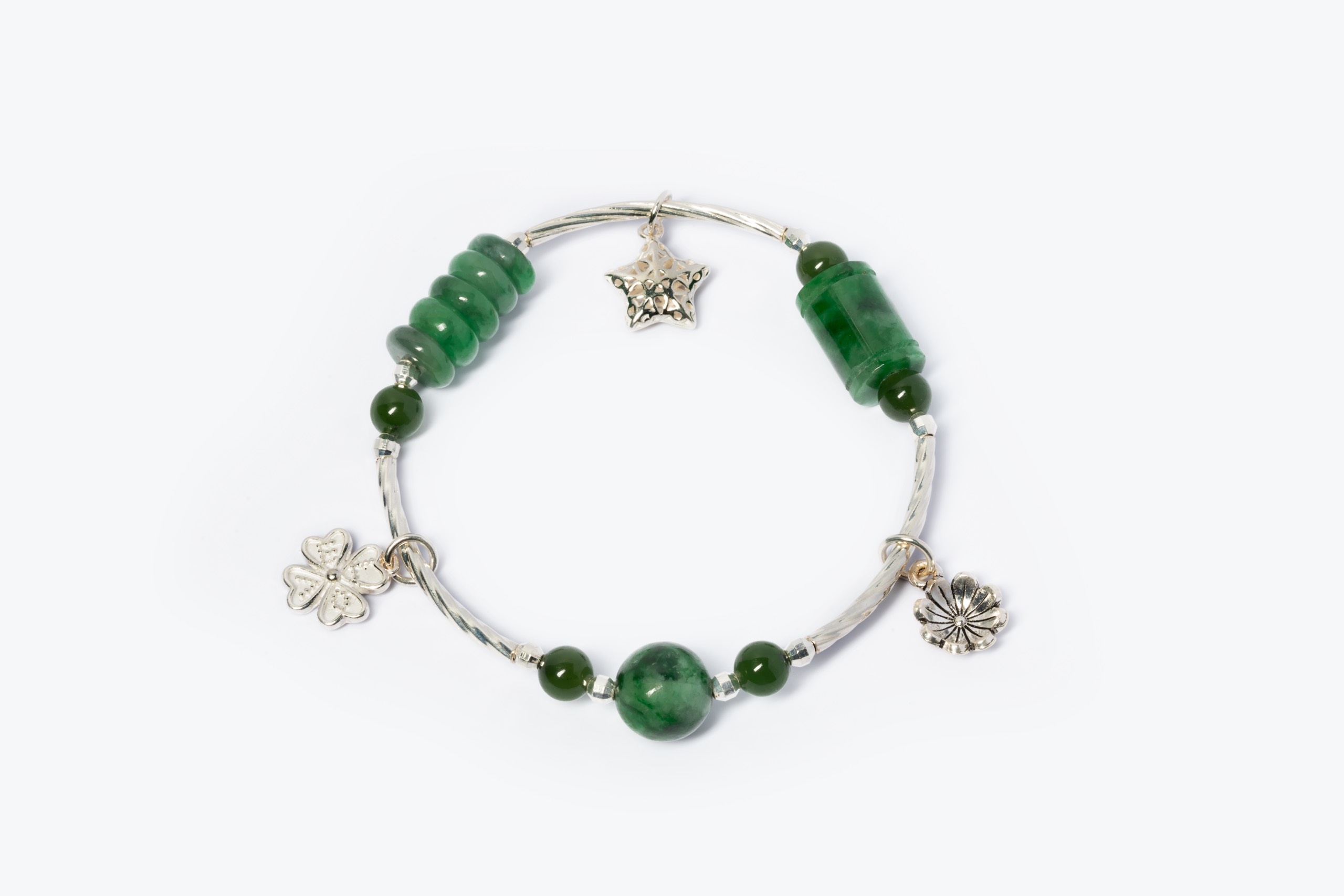 Sử dụng vòng tay phong thuỷ thu hút may mắn cho bé Mậu Tuất 2018