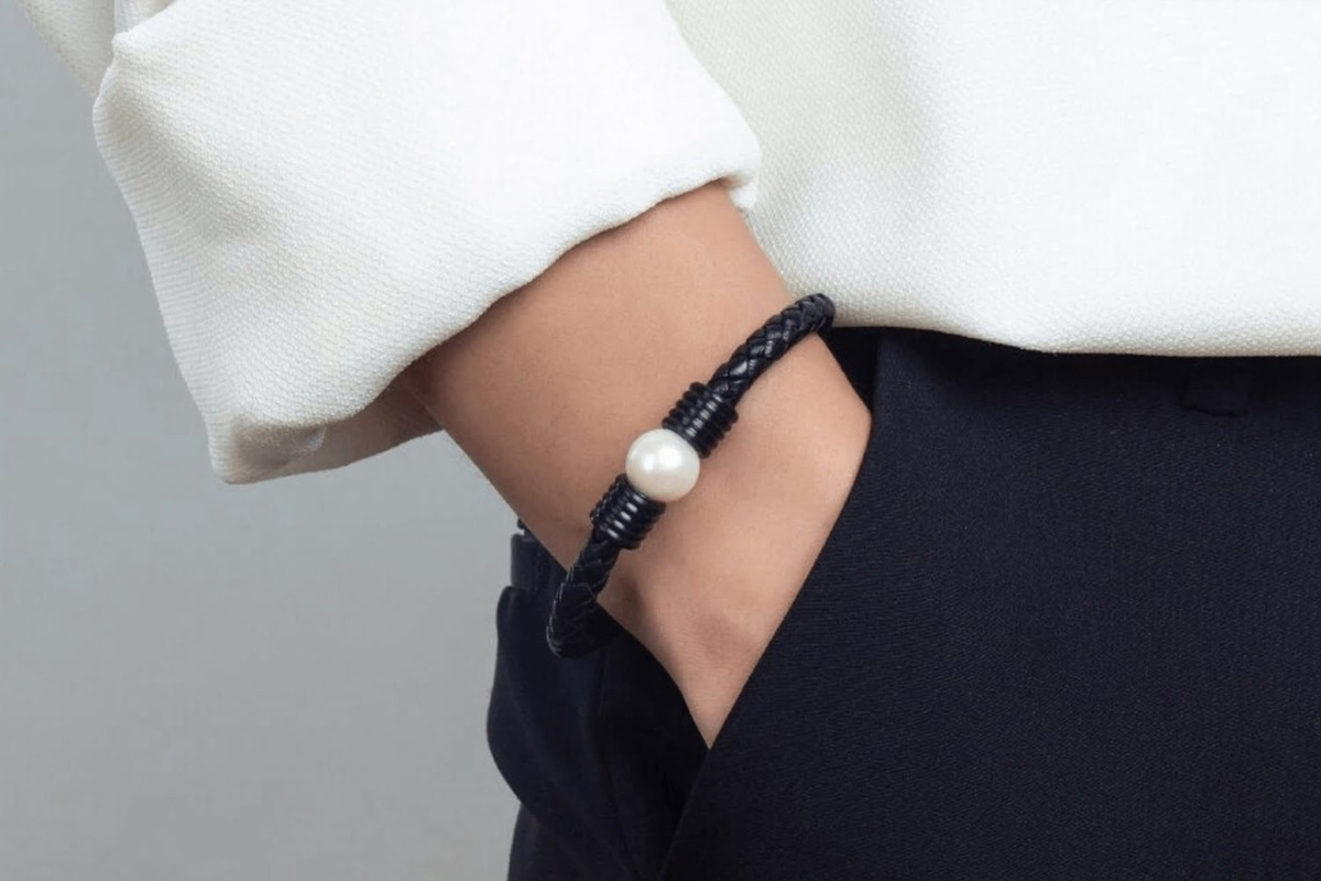 Nam Kỷ Mùi 1979 nên đeo trang sức hoặc vật phẩm phong thủy thuộc hành Thủy và Kim trong năm 2026