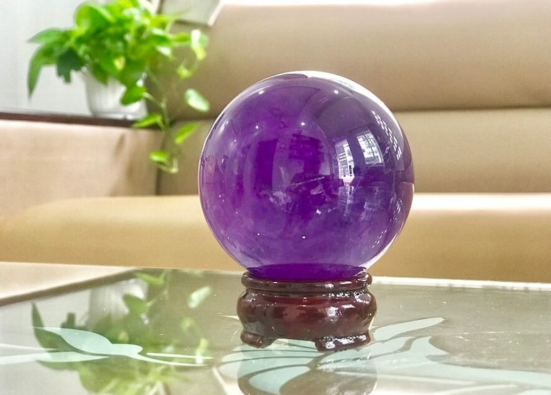 Đặt vật phẩm phong thủy màu hồng hoặc tím nhạt trên bàn làm việc để tăng vận may