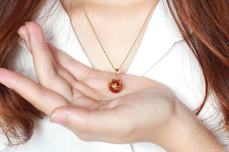 Đeo vòng tay, nhẫn, dây chuyền màu vàng, nâu hoặc đỏ giúp trung hòa xung khắc