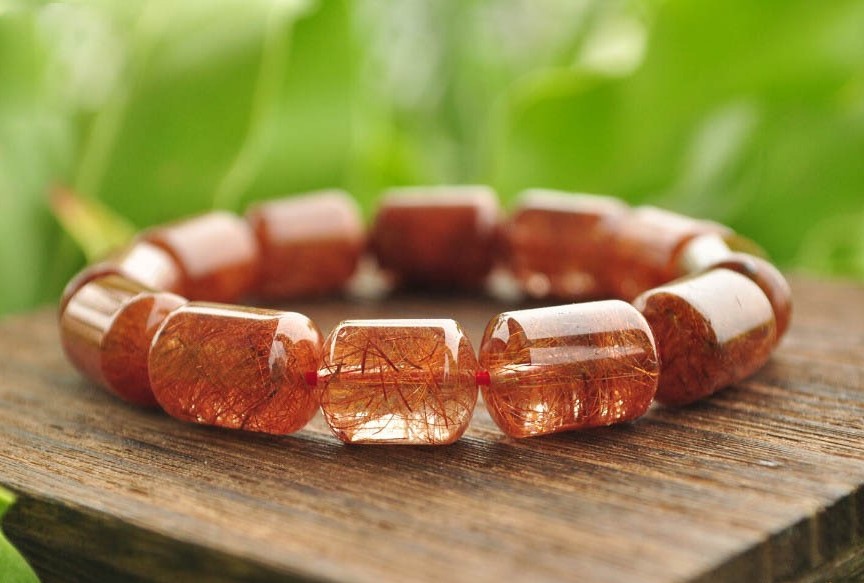 Nữ mạng tuổi Tân Sửu 1961 nên ưu tiên đá, tượng, vòng phong thủy màu vàng, nâu, đỏ hoặc hồng nhạt