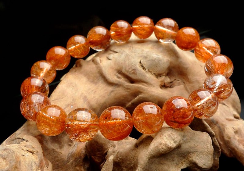 Đeo đá phong thủy phù hợp sẽ giúp bạn củng cố năng lượng tích cực