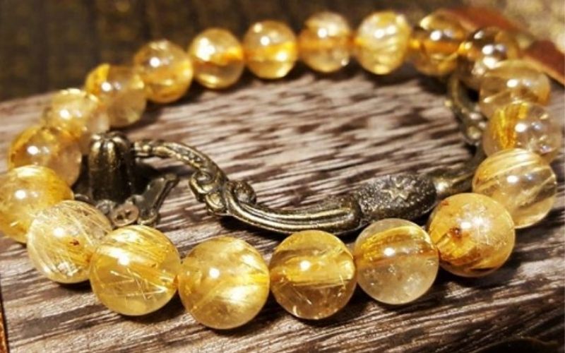 Vật phẩm màu vàng giúp nữ Nhâm Dần toát lên vẻ sang trọng và tinh tế