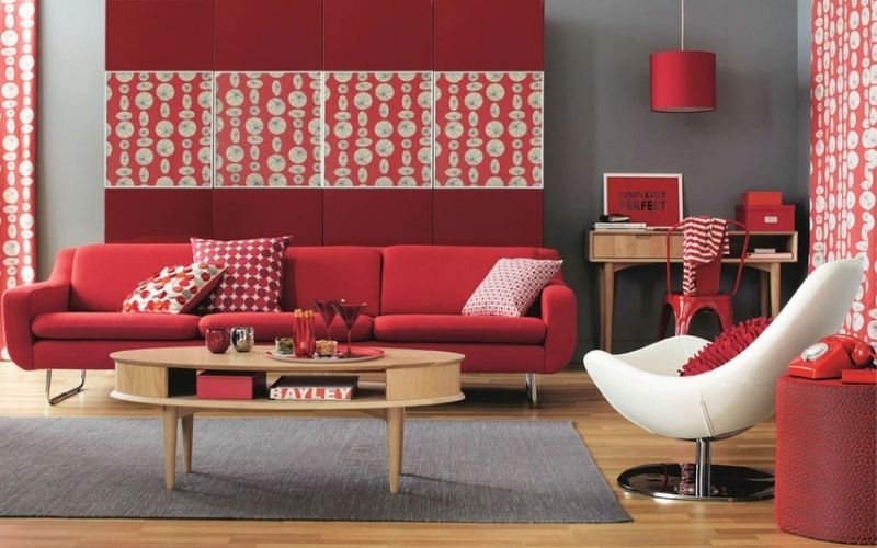 Màu đỏ thuộc hành Hỏa là màu sắc tương khắc với mệnh Kim