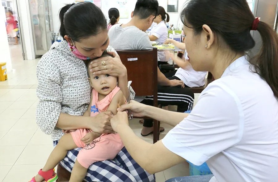 Phụ huynh cần theo dõi thông báo từ trạm y tế địa phương để biết thời gian và địa điểm tiêm chủng