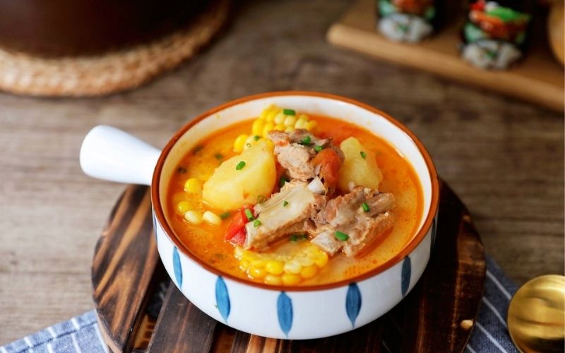 Canh rau củ hầm thịt ấm nóng giúp cơ thể phục hồi nhanh hơn khi bị cúm A