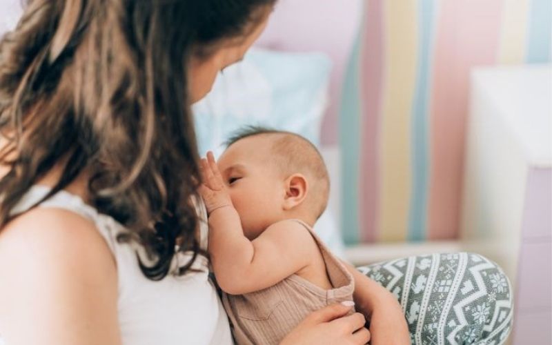 Sữa mẹ vẫn là nguồn dinh dưỡng quý giá, giúp tăng đề kháng cho trẻ ngay cả khi mẹ đang ốm