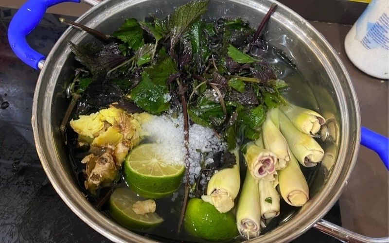 Xông hơi lá thảo dược giúp thông thoáng đường hô hấp cho người già