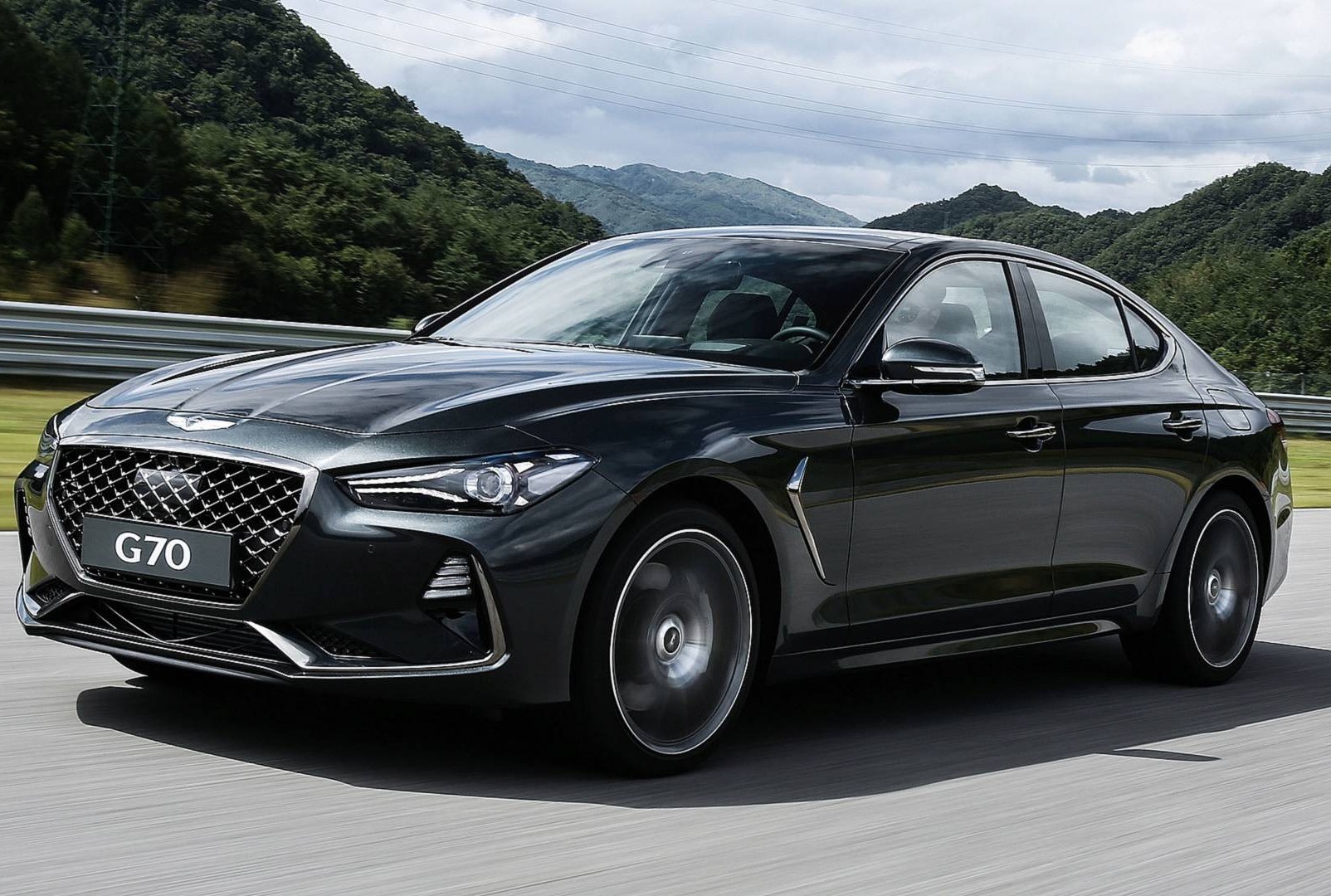 Tuổi Canh Dần nên chọn xe màu xanh lục, đen hoặc xanh dương