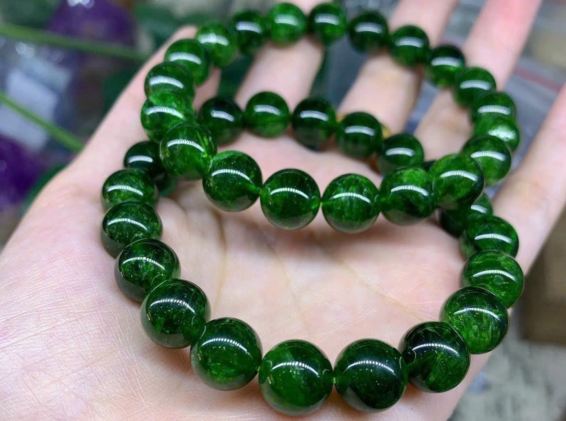 Vòng tay đá xanh lá giúp củng cố năng lượng Mộc của nữ mạng tuổi Canh Dần