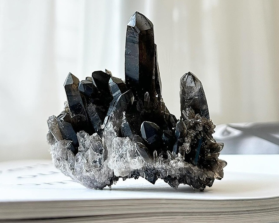 Đá Thạch Anh Đen tượng trưng cho sự bảo vệ, che chở