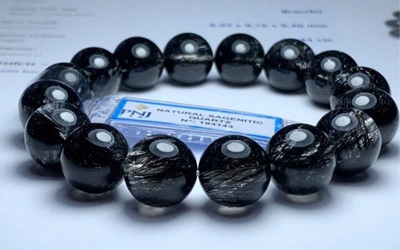 Màu đen thuộc hành Thủy tương sinh với Mộc giúp nữ Mậu Tuất phục hồi năng lượng