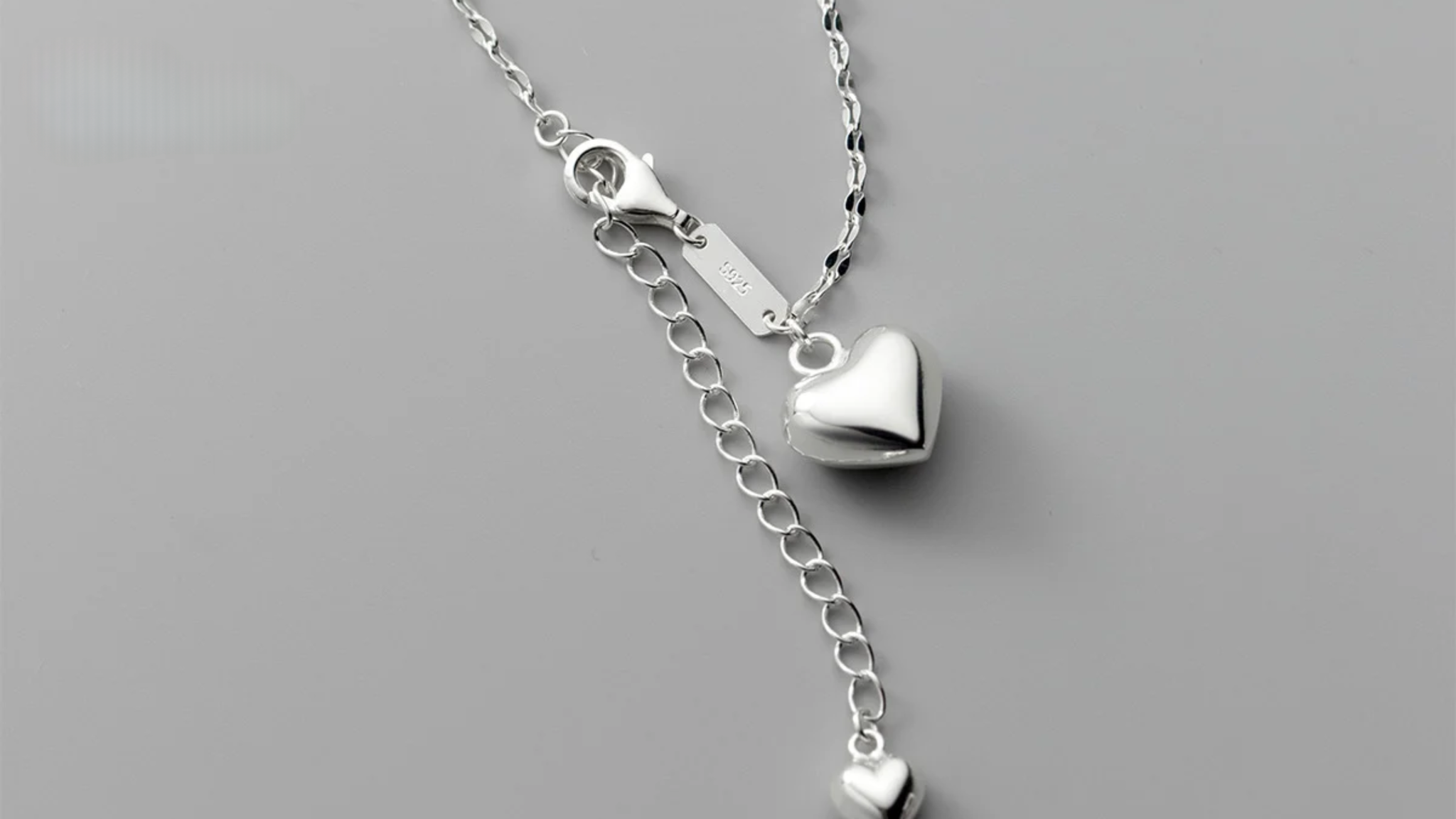 Phụ kiện màu xám giúp bản mệnh thu hút năng lượng tích cực