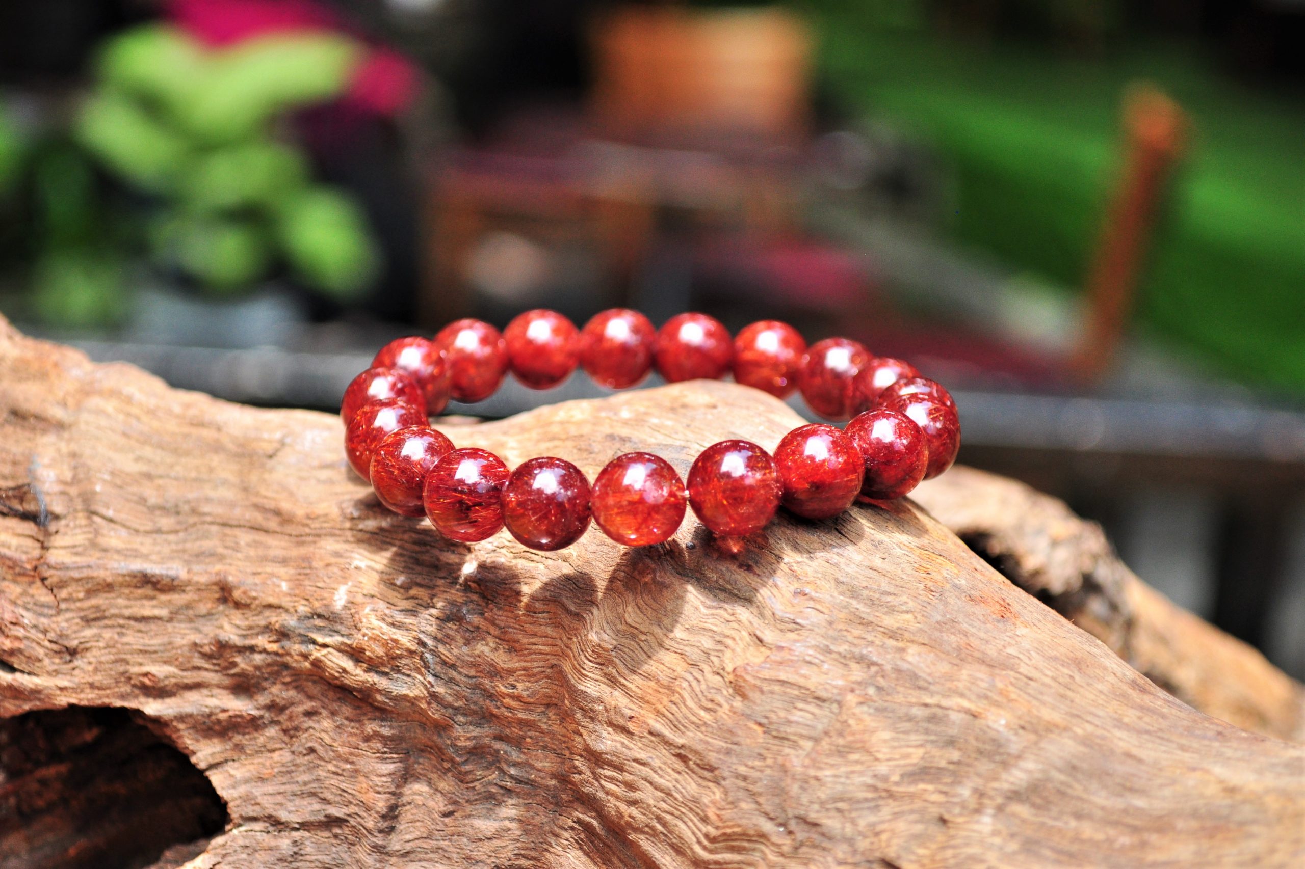 Màu đỏ tương khắc với mệnh Kim của Giáp Ngọ 1954 nên tránh