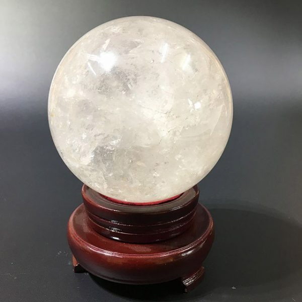 Tuổi Ất Mùi 1955 nên sử dụng quả cầu thạch anh trắng giúp an thần, thanh lọc năng lượng xấu