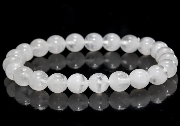 Đá thạch anh trắng giúp giúp cân bằng vận khí cho nữ mạng tuổi Ất Mão