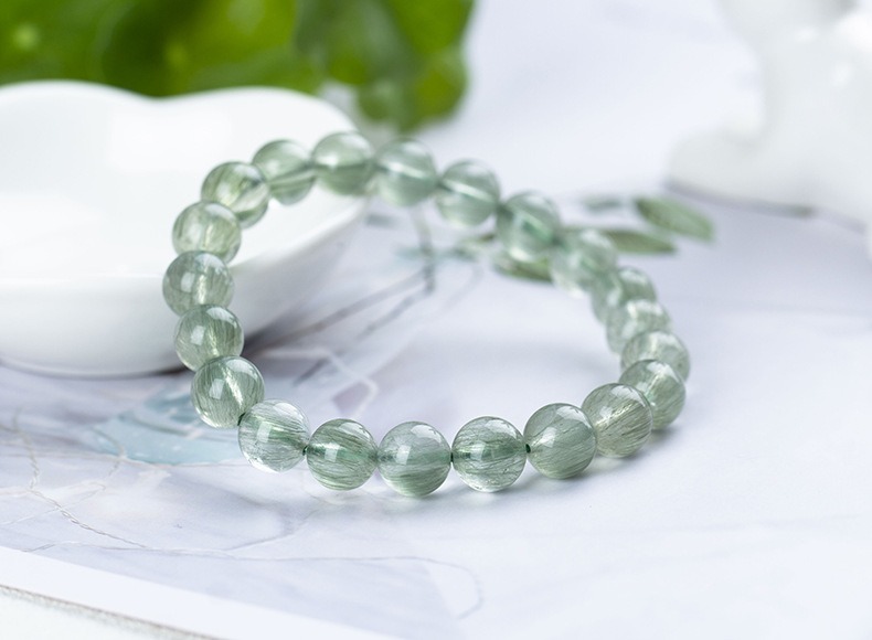 Tuổi Bính Thân nên đeo đá phong thủy màu xanh để tăng cát khí và thu hút quý nhân