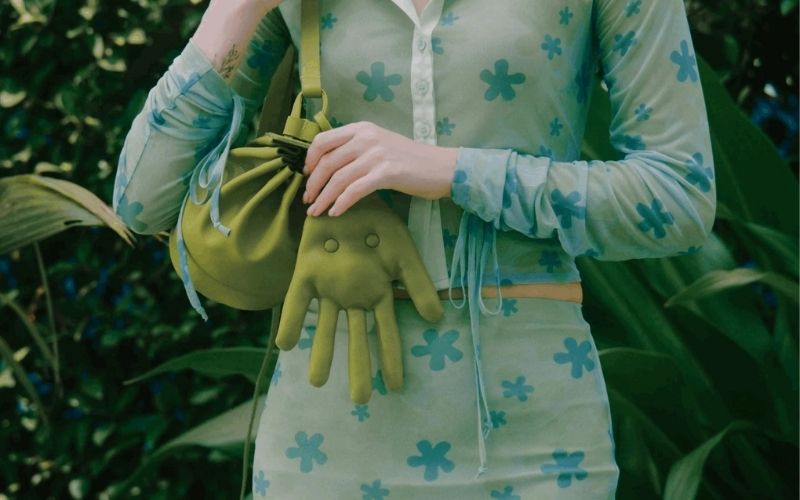 Xanh lá thuộc hành Thổ tương khắc với Mộc, không hợp với nữ Bính Thìn