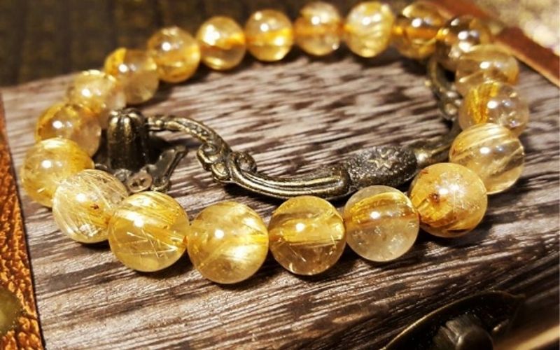 Đá phong thủy màu vàng hoặc nâu hợp với bản mệnh Thổ của tuổi Bính Thìn