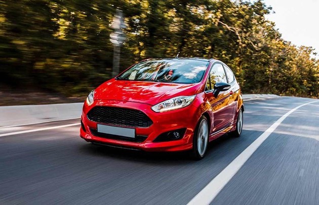 Bạn nên ưu tiên sử dụng phương tiện có màu hợp mệnh như đỏ, cam, hồng, tím hoặc xanh lá