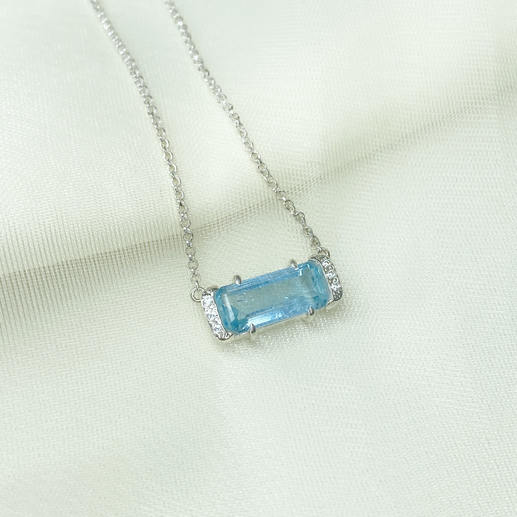 Mặt dây chuyền đá Aquamarine giúp cân bằng năng lượng cho bản mệnh