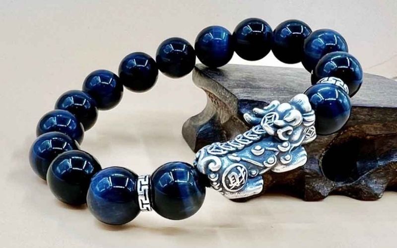 Đen và xanh dương là màu thuộc mệnh Thủy tương sinh với mệnh Mộc của nữ Quý Sửu