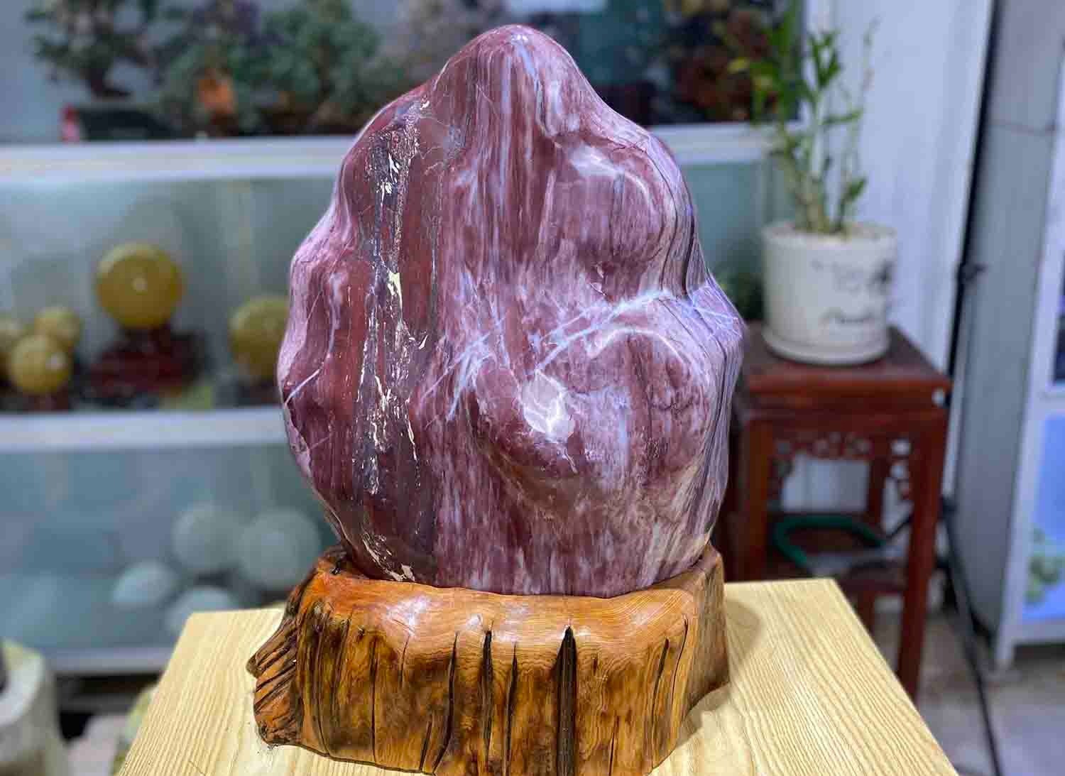 Đá phong thủy màu Thổ hoặc Hỏa có thể đặt trong phòng khách, bàn làm việc hay phòng ngủ