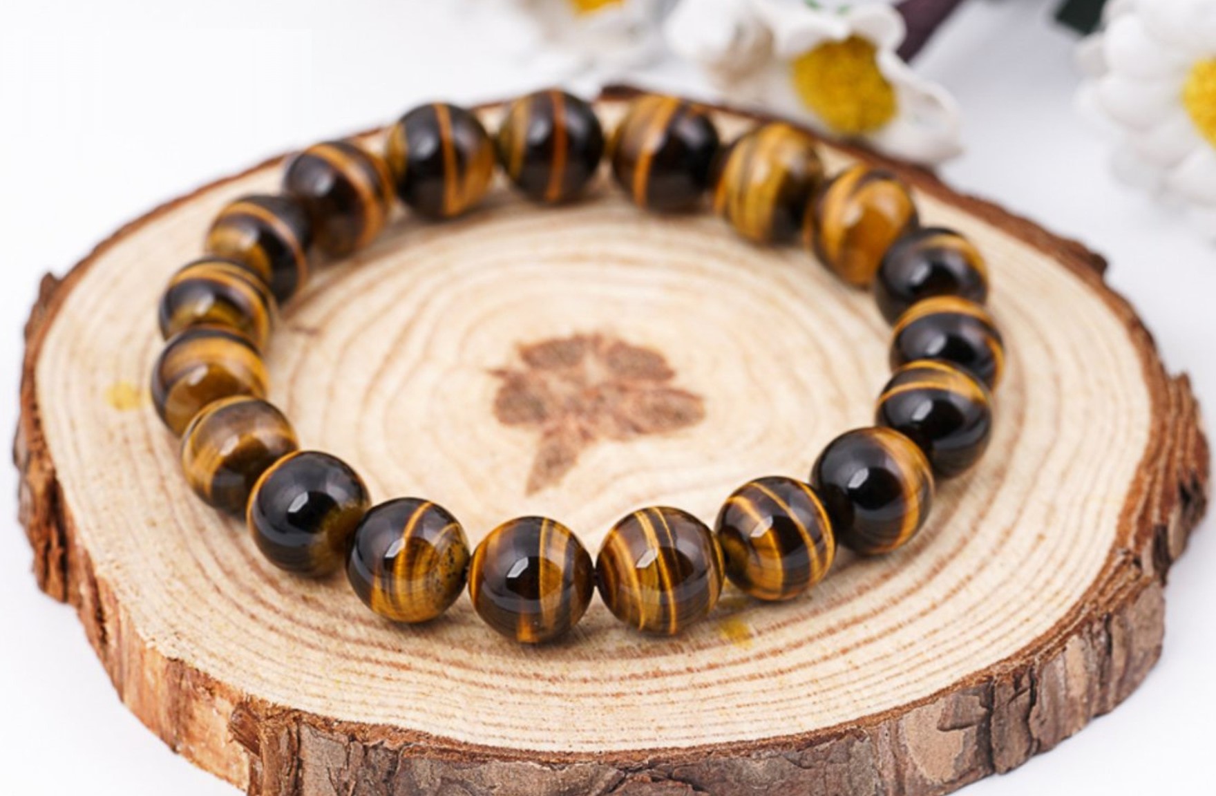 Màu vàng, nâu đất thuộc hành Thổ giúp hỗ trợ vận khí và thúc đẩy tài lộc