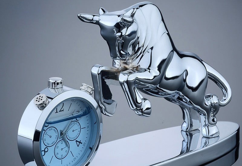 Đồ trang trí bằng kim loại bạc hỗ trợ hóa giải tác động tiêu cực từ màu khắc