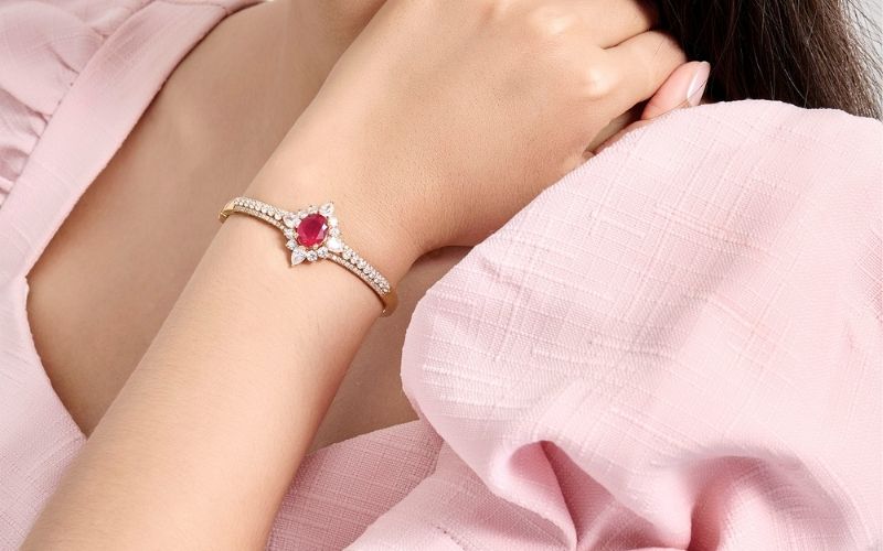 Vòng tay đá ruby đỏ giúp tuổi Bính Dần củng cố sự tự tin và sáng suốt 