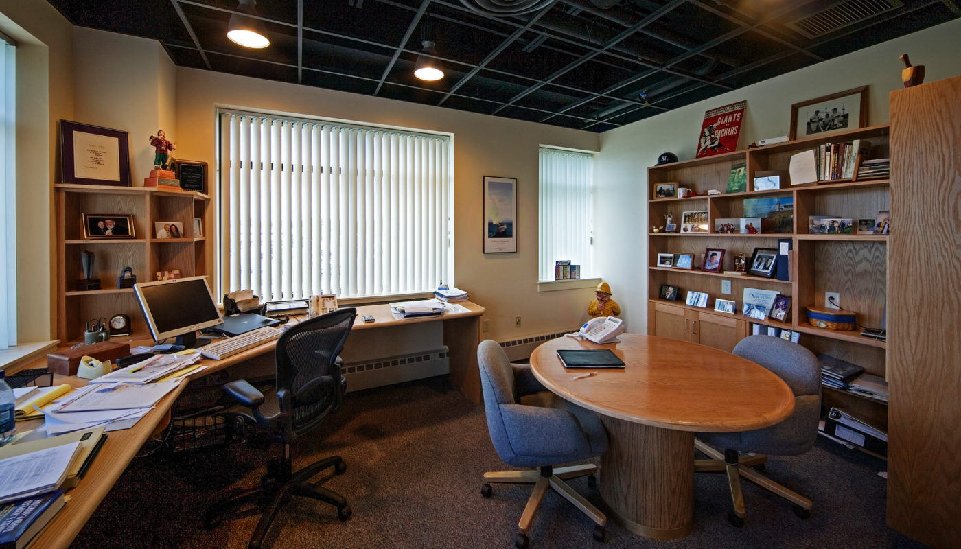 Phòng làm việc tone nâu vàng giúp gia tăng cát khí cho nữ Mậu Thân 1968