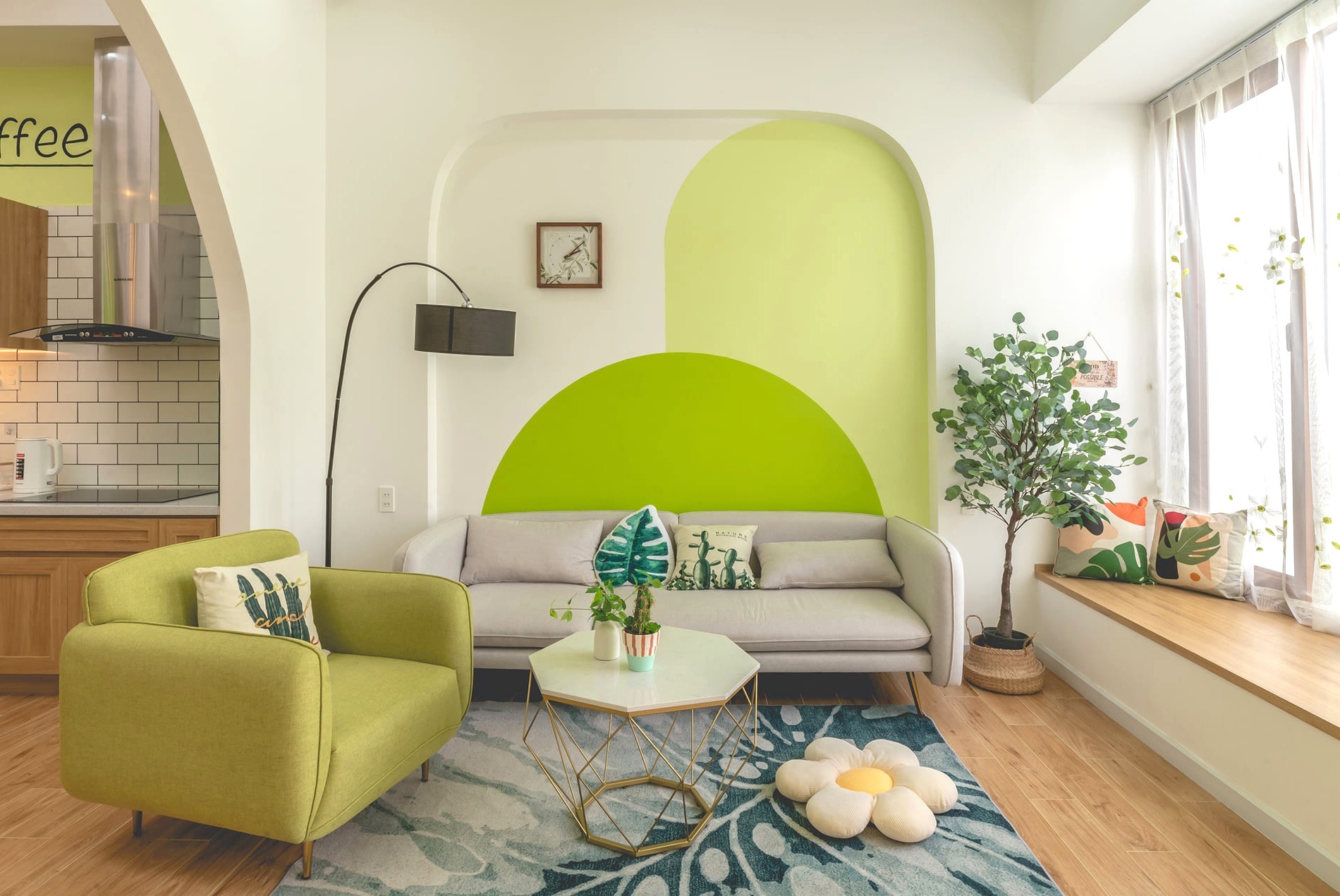 Phòng khách màu trắng có thể đi kèm gối, rèm hoặc thảm màu xanh dương, xanh lá để trung hòa năng lượng