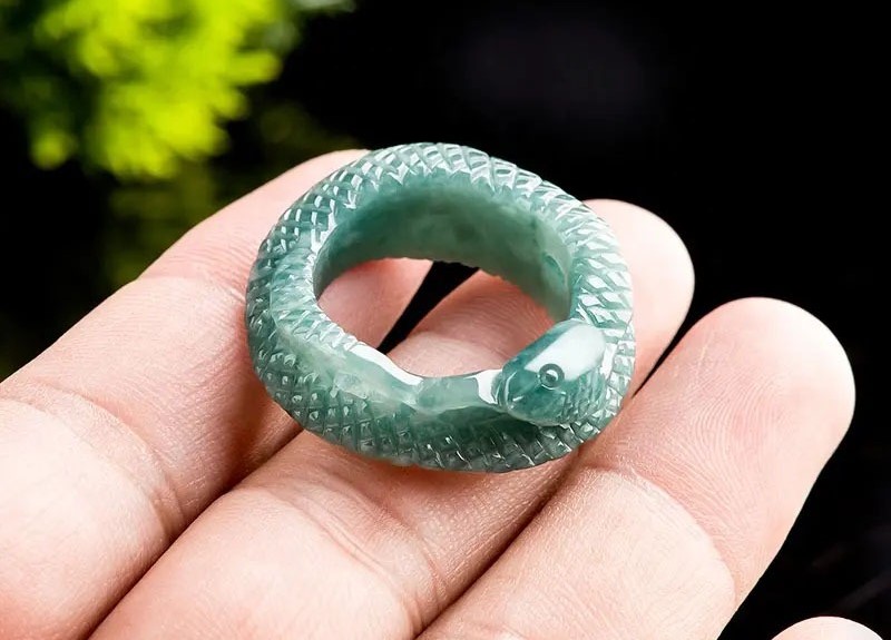 Người tuổi Kỷ Tỵ có thể lựa chọn những mẫu trang sức đá quý mang dấu ấn cá nhân