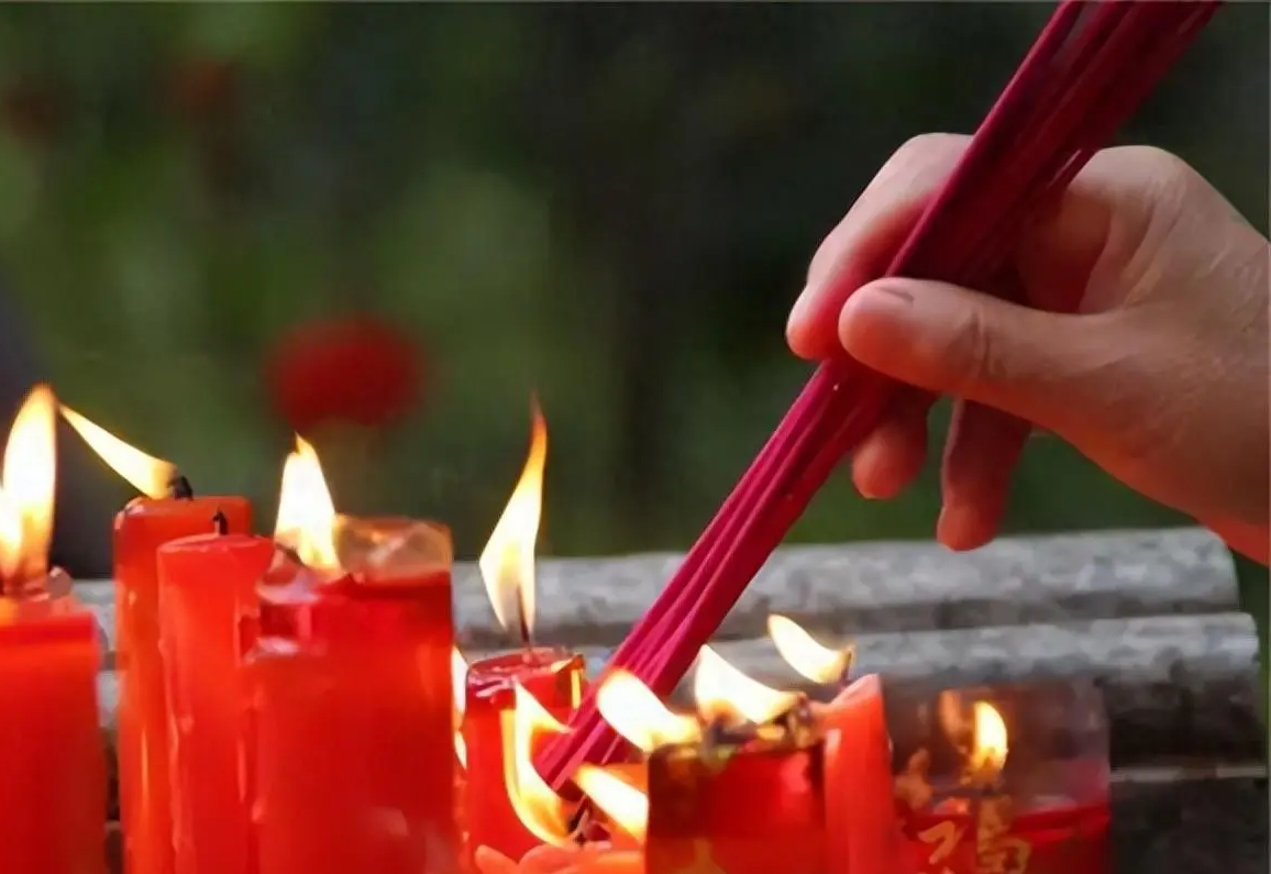 Mùng 1/10/2025 âm lịch nên thắp hương để cầu cho mọi việc trong tháng hanh thông