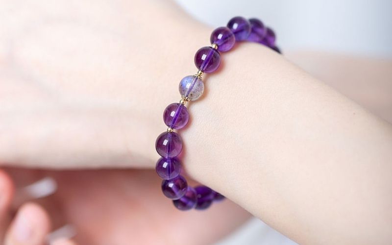 Sử dụng vật phẩm màu tím giúp duy trì các mối quan hệ tốt quanh nữ mạng Đinh Mão