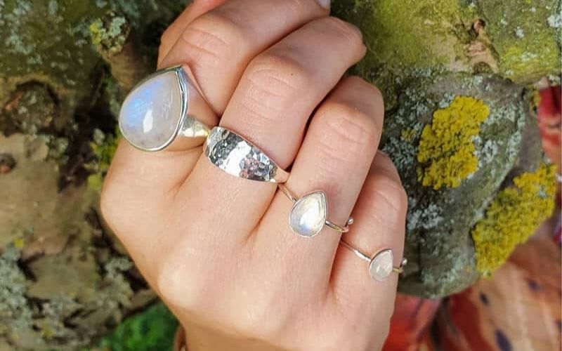 Đá phong thủy màu trắng giúp thu hút vượng khí cho tuổi Quý Mão