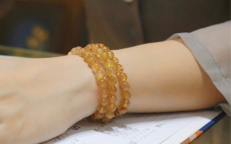 Đeo đá phong thủy màu vàng mệnh Thổ tương sinh với bản mệnh Kim của Quý Mão