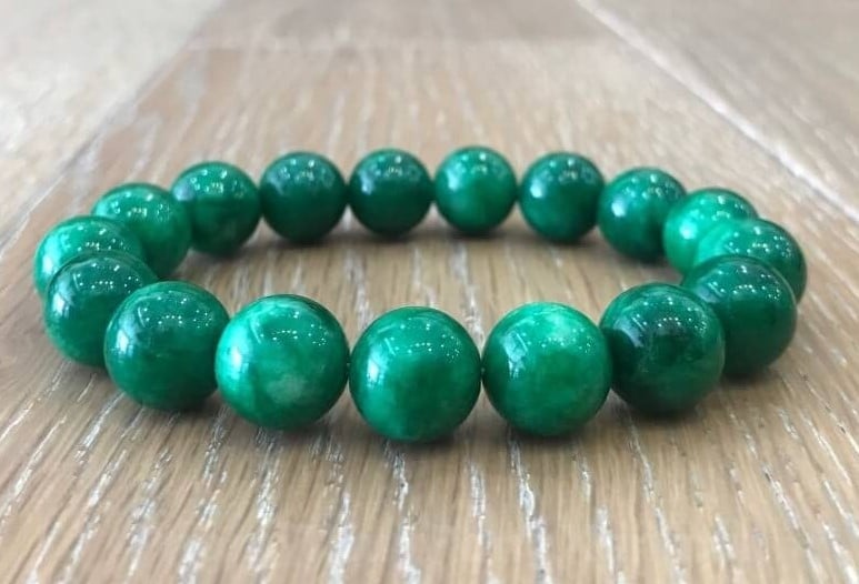 Bạn có thể sử dụng vòng tay hoặc đá phong thủy màu xanh lá, xanh dương để bổ sung năng lượng tích cực